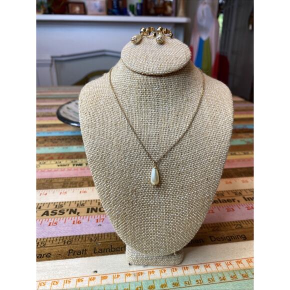 Vtg Sarah Coventry Pearl Clip On Teardrop Gold Tone Necklace & Earrings Set - Picture 4 of 10